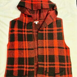 Sleeveless cardigan sweater with hood and pockets